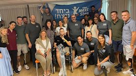 ידידי וחברי פרויקט הצעד הבא המאגד את כלל קטועי הגפיים בישראל, מבקרים את נועם בן שלוש, לוחם במסייעת 13 גולני קטוע רגל שמאל בעקבות פציעה בהיתקלות עם מחבלים בכניסה לקיבוץ עלומים ב-7.10.23, צילום: יחצ